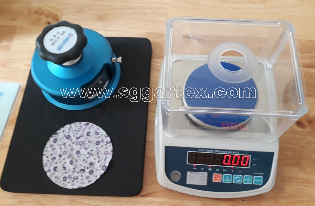 may-cat-vai-mau-tron-can-trong-luong-vai May cat vai mau tron dung de cat vai co kich thuoc 100cm2. May cat vai mau xoay tron gia re, chinh hang va giao hang toan quoc.